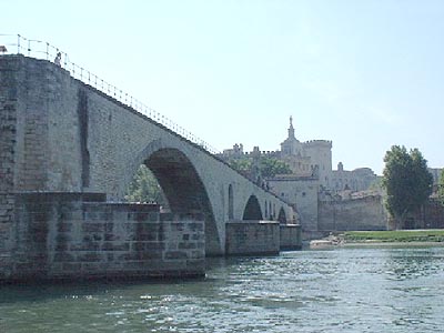 Le
        célebre pont d'Avignon