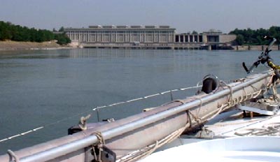 Le plus
      gros barrage du Rhône