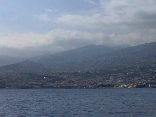 La capitale de l'île,
      Funchal
