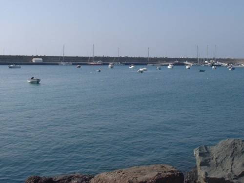 La vue du port avec le
        quai bleu