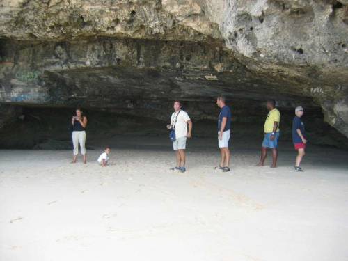 Une grotte creusée
        par la mer