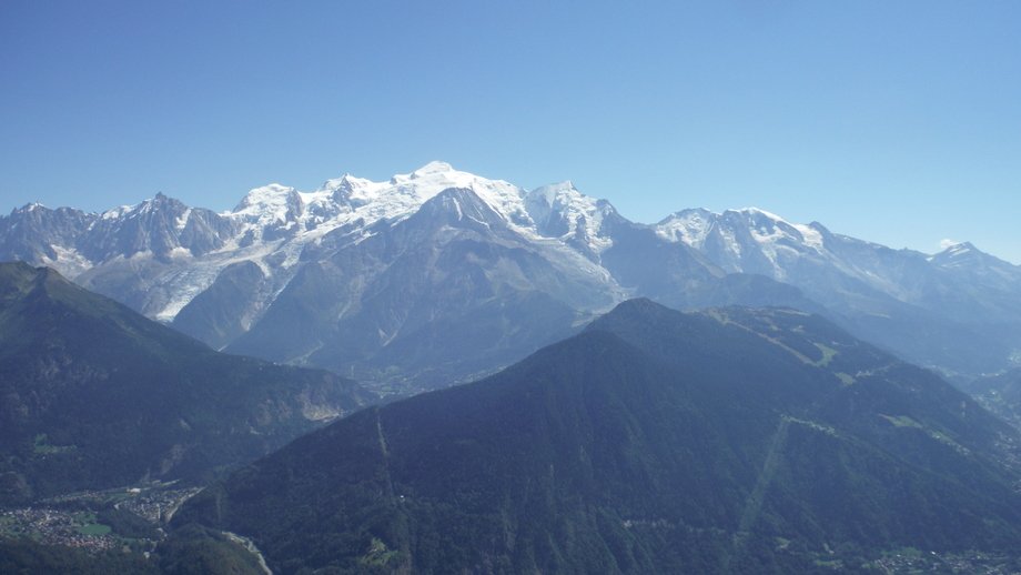 Le Mont Blanc vue du Servoz au-dessus de
      Passy.